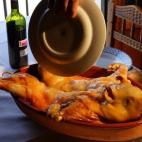 Ver más fotos de Casa Cándido (Segovia) Como ya no vas a la playa, deja atrás la operación bikini y empieza a probar algunas de las delicias gastronómicas de nuestro querido país, como el cochinillo, que en Segovia es indispensable.