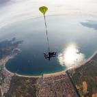 Ver más fotos de paracaidismo en Ampuriabrava Y puedes empezar por el más atrevido: el paracaidismo. El mejor sitio para ello es Ampuriabrava (Girona). Es uno de los destinos clave de este deporte extremo al que cada año se desplazan más y ...