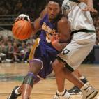 12/17/99, Timberwolves vs. L.A. Lakers. -- The Lakers Kobe Bryant drives around the Wolves Anthony Peeler in second-half action.  Bryant scored 28 points to lead the Laker scoring.(Photo By MARLIN LEVISON/Star Tribune via Getty Images)