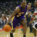 Los Angels Lakers' Kobe Bryant drives to the basket against the Charlotte Bobcats at the Bobcats Arena in Charlotte, North Carolina, Friday, December 29, 2006. The Bobcats defeated the Lakers 133-124.  (Photo by Jason E. Miczek/Charlotte Observe...