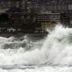 Una ola rompe sobre la playa de Somo, en la bahía de Santander.