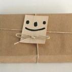 "Una sonriente lámina de madera y una cuerda alrededor de un papel marrón pueden convertir un envoltorio serio en uno divertido", recomienda paperblog.com
