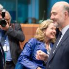 Con su homólogo portugués, Mario Centeno, y el comisario Pierre Moscovici
