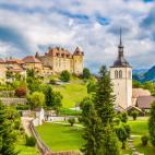 Vista de la ciudad medieval de Gruyeres, lugar de origen del mundialmente conocido queso Gruyere, en el cant&oacute;n de Friburgo, en Suiza.