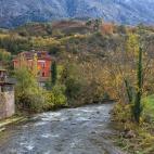 Rio Cares a su paso por el pueblo de Arenas de Cabrales en el Principado de Asturias, Espa&ntilde;a.
