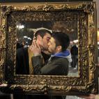 Una pareja se besa el 14 de febrero de 2011 en una protesta en Atenas contra la decisión del Gobierno de no legislar las uniones entre homosexuales. Se fotografiaron ante la iglesia de Ermou, en la zona de compras de la capital griega.