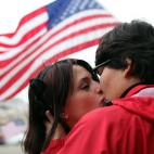 Breana Hansen y Monica Chacon se besan el 7 de febrero de 2012 a las puertas del Ayuntamiento de San Francisco para celebrar la anulación de la prohibición del matrimonio homosexual en California. 