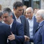 El secretario general del PSOE, Pedro S&aacute;nchez (3i), saluda al expresidente del PNV, Xabier Arzalluz (2d) en 2015.