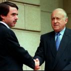 Fotograf&iacute;a de archivo tomada el 29/09/1998 del expresidente del Gobierno, Jos&eacute; Mar&iacute;a Aznar (i), y el expresidente del PNV, Xabier Arzalluz (d).