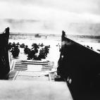 Primera oleada de soldados norteamericanos tomando tierra en Omaha.