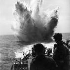 Un barco de Reino Unido trata de lanzar proyectiles contra un submarino alem&aacute;n, en la ma&ntilde;ana del 6 de junio de 1944.