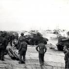 Los tanques canadienses, remontando la arena.