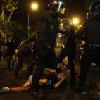 Los policías golpean a algunos manifestantes