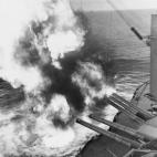 El buque de guerra norteamericano USS Nevada dispara desde el mar contra posiciones alemanas.