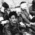 Un grupo de soldados de EEUU heridos descansan en un b&uacute;nker de la playa.
