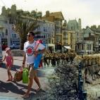 En 2014, los turistas pasean por el lugar donde el segundo Batallón EE.UU caminó hacia su nave en Weymouth, Inglaterra, el 6 de junio 1944.