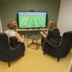 Si las oficinas de Google son famosas por tener un futbolín, aquí lo que hay es una PlayStation para que los empleados jueguen siempre que quieran. También hay un sillón shiatsu (de los de masajes) desde donde se puede trabajar.