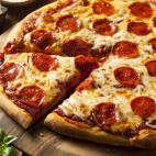 Índice de adicción: 4.01Según el Departamento de Agricultura de Estados Unidos, un 13% de la población come pizza diariamente. Un pedazo de pizza tiene alrededor de 300 calorías y 10 gramos de grasa. Súmale más ingredientes como pepperoni...