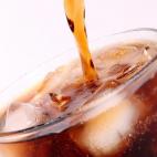 Índice de adicción: 3.29Los estadounidenses toman un promedio de 45 galones de bebidas carbonatadas al año. Una lata de Coca Cola tiene alrededor de 140 calorías, y 40 gramos de azúcar. La Organización Mundial de la Salud propone que se co...