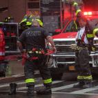Miembros del departamento de bomberos de Nueva York se han desplegado en la zona del edificio para extinguir el accidente.