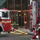 Los bomberos, en la puerta del edificio AXA Equitable Center, situado en el n&uacute;mero 787 de la S&eacute;ptima Avenida.