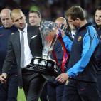 Barcelona's coach Josep Guardiola (L) and second coach Tito Vilanova (R) hold the Spanish league trophy as they celebrate their team's victory in the Spanish League after their Spanish league football match against RC Deportivo de la Coruna at t...