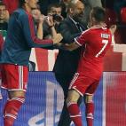 Bayern Munich's Franck Ribery (right) celebrates with his manager Pep Guardiola (centre) after scoring his team's opening goal