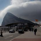 El acceso a Gibraltar, desde el lado espa&ntilde;ol de la valla.