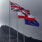 Las banderas ondeando: del Reino Unido, Gibraltar y la Uni&oacute;n Europea.
