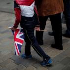 Un ni&ntilde;o pasea por la calle principal de Gibraltar con una bandera del Reino Unido.
