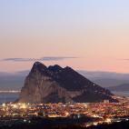 Gibraltar, en una estampa nocturna.&nbsp;