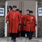 Jubilados de la armada británica, residentes del Royal Hospital de Chelsea, abandonan un colegio electoral en Londres tras ejercer su voto
