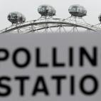 Cartel de un colegio electoral en Londres con el London Eye de fondo