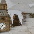 El famoso Big Ben se refleja en un charco de Londres
