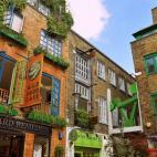 Esta preciosa calle londinense es muy conocida por la gente local, pero poco por los turistas que van a Londres a pasar el fin de semana. Entre restaurantes vegetarianos, tiendas de aceites y negocios de ropa, Neal’s Yard es, sin duda, un lug...