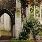Esta antigua iglesia gótica en ruinas, ahora convertida en un precioso parque, es un oasis en medio del caos. A escasos metros de la Torre de Londres, Saint Dunstan in the East traslada al viajero en el tiempo y le permite encontrar calma y tra...