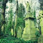 El cementerio de Highgate, de principios del siglo XIX, es uno de los cementerios privados que se crearon en las afueras de Londres debido a la superpoblación de la ciudad. Aunque estuvo a punto de ser derruido por el fracaso económico que sup...