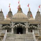 Cualquiera que viera la foto dudaría mucho de afirmar que este espectacular templo hindú se encuentra ni más ni menos que en Londres. Los miles de hindúes que viven allí encontraron satisfechas sus necesidades a finales de los noventa con l...