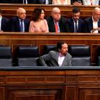 El vicepresidente segundo, Pablo Iglesias, sentado en el hemiciclo.