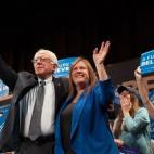 Bernie Sanders junto a su mujer, Jane O'Meara Sanders, durante uno de los actos de la campaña