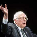 Sanders es un férreo defensor de la expansión de beneficios sociales y de aumentar el salario mínimo.