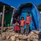 Farida llegó de Afganistán con su esposo y cuatro hijos a principios de marzo. Ella ha estado viviendo en la jungla junto al campamento de Vial desde entonces. "Tenemos una vida muy mala aquí, no estamos seguros. Los baños están muy lejos y...
