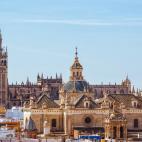 "Es un lugar rom&aacute;ntico y lleno de energ&iacute;a con abundantes buenas vistas", comenta 'The Guardian' sobre Sevilla. Lo tiene muy claro, de entre todo destaca la catedral y el Alcazar.