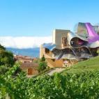 Esta emblemática obra de Frank O. Gehry cuenta con 43 habitaciones, distribuidas en dos edificios unidos por una pasarela volada. El complejo ofrece todas las sensaciones que el visitante pueda imaginarse: restaurante de lujo, biblioteca, vino...