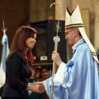 La presidenta argentina Cristina Fernández saluda a Jorge Bergoglio, entonces arzobispo de Buenos Aires, en Luján, Argentina el 12 de diciembre de 2008. Bergoglio fue elegido papa el 13 de marzo de 2013. (Foto/DyN)