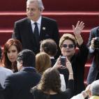 Las presidentas de Brasil Dilma Rousseff, a la derecha del centro, saluda, mientras ella y su colega de Argentina, Cristina Fernández, llegan a la misa celebrada por el papa Francisco en la playa de Copacabana, en Rio de Janeiro, el domingo 28 ...