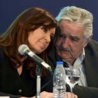La presidenta argentina Cristina Fernández, izquierda, y su contraparte uruguayo José Mujica inauguran una nueva refinería de petróleo en Montevideo, Uruguay, el martes 27 de agosto de 2013. (Foto AP/Matilde Campodónico)