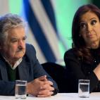 La presidenta de Argentina Cristina Fernández (derecha) y el presidente de Uruguay Jose Mujica asistieron a la ceremonia en que se botó un catamarán que unirá Montevideo u Bunos Aires en un tiempo límite de 2 horas y media, el lunes 30 de s...