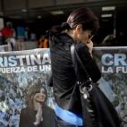 Maria Muzzopappa, partidaria de la presidenta de Argentina, Cristina Fernández, se encuentra en las afueras del Hospital Favaloro, en Buenos Aires el martes 8 de octubre de 2013, donde la mandataria fue sometida a una cirugía en el cráneo par...