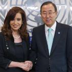 En esta foto provista por la ONU, el secretario general de la ONU Ban Ki-moon, derecha posa con la presidenta argentina Cristina Fernández antes de una reunión en la sede de la ONU, lunes 5 de agosto de 2013. Fernández presidirá una reunión...
